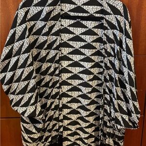 Manaola Monochrome Geometric Pattern Blouse